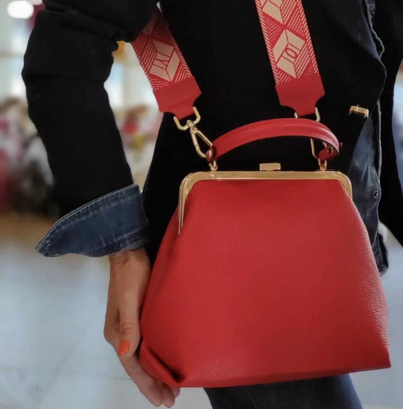 Borsa a Mano in Pelle con Chiusura a Scatto -Made in Italy-